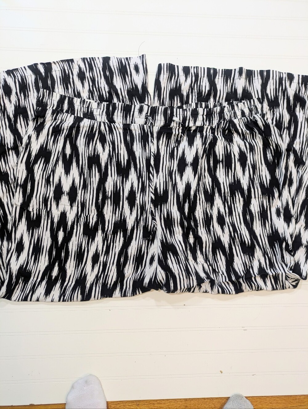 Torrid Black White IKAT PRINT High Rise Wide Legged Pull On Pants - Picture 2 of 4
